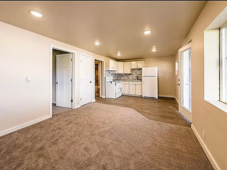 258 N Highway 101 #1 — Photo 2