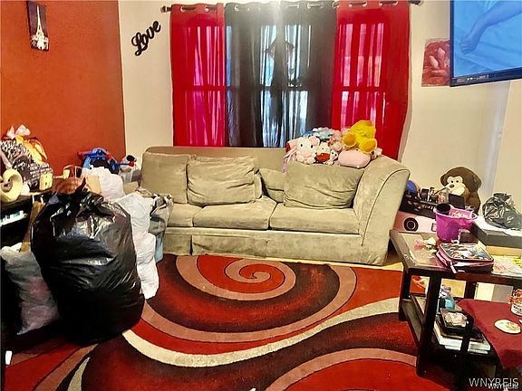 3rd image of 399 Swan St