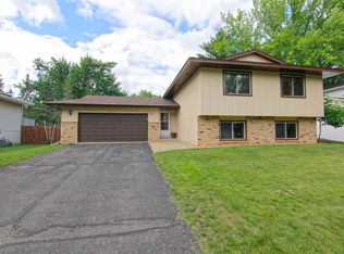 1025 Robinhood Pl, Shoreview, MN 55126