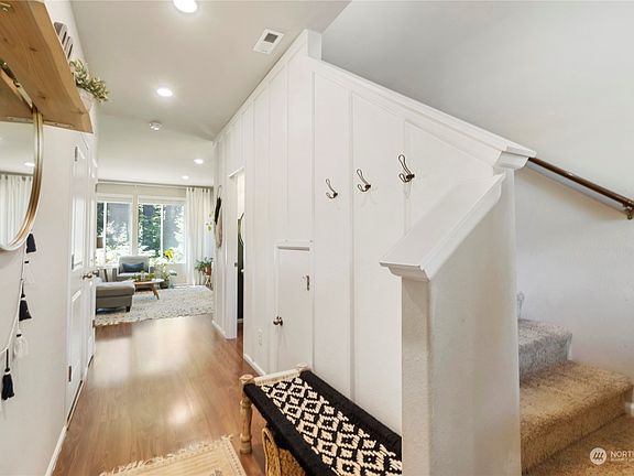 3rd image of 3905 Jett Lane NE