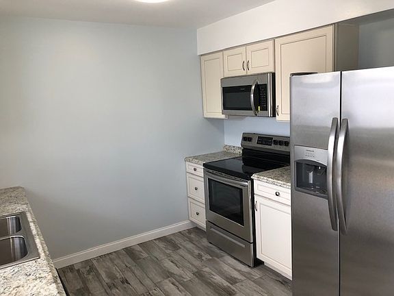 4th image of 1308 Warwick Ct