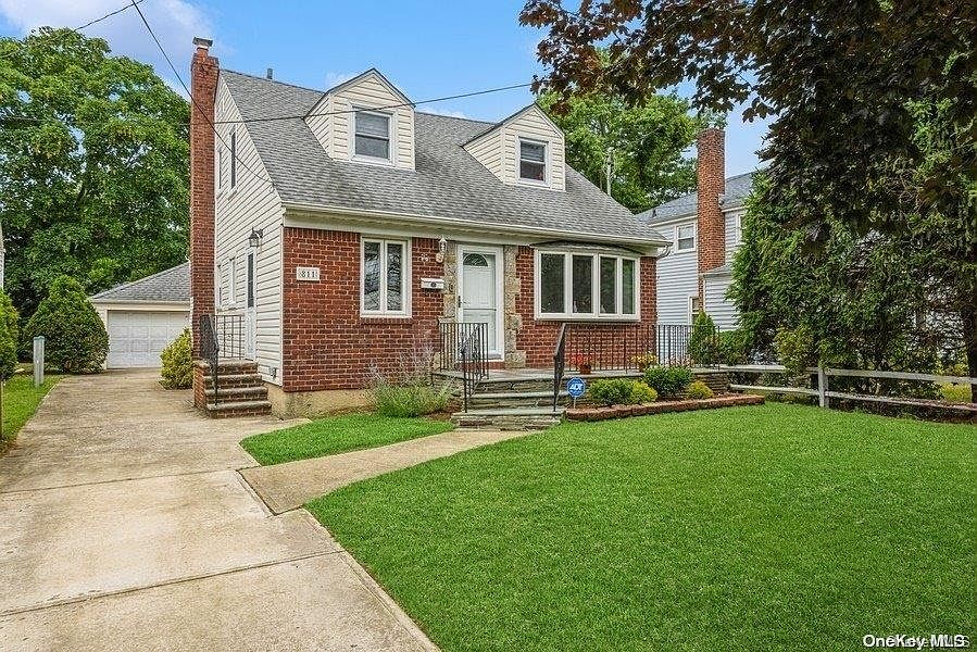 1st image of 811 Leonard Boulevard