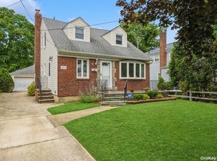811 Leonard Blvd, New Hyde Park, NY 11040