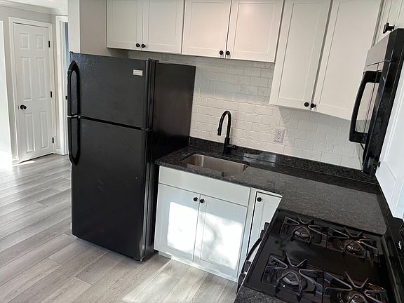 3rd image of 3159 Windsor Ave