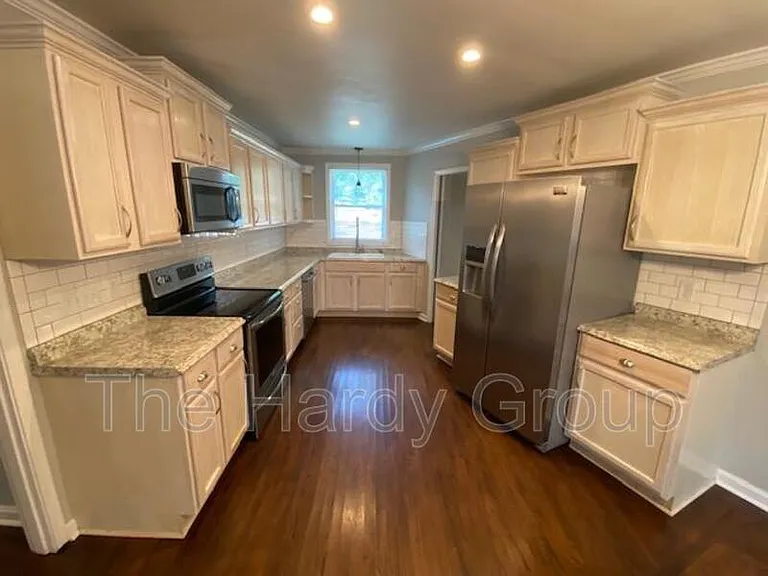934 McKellar Dr — Photo 5