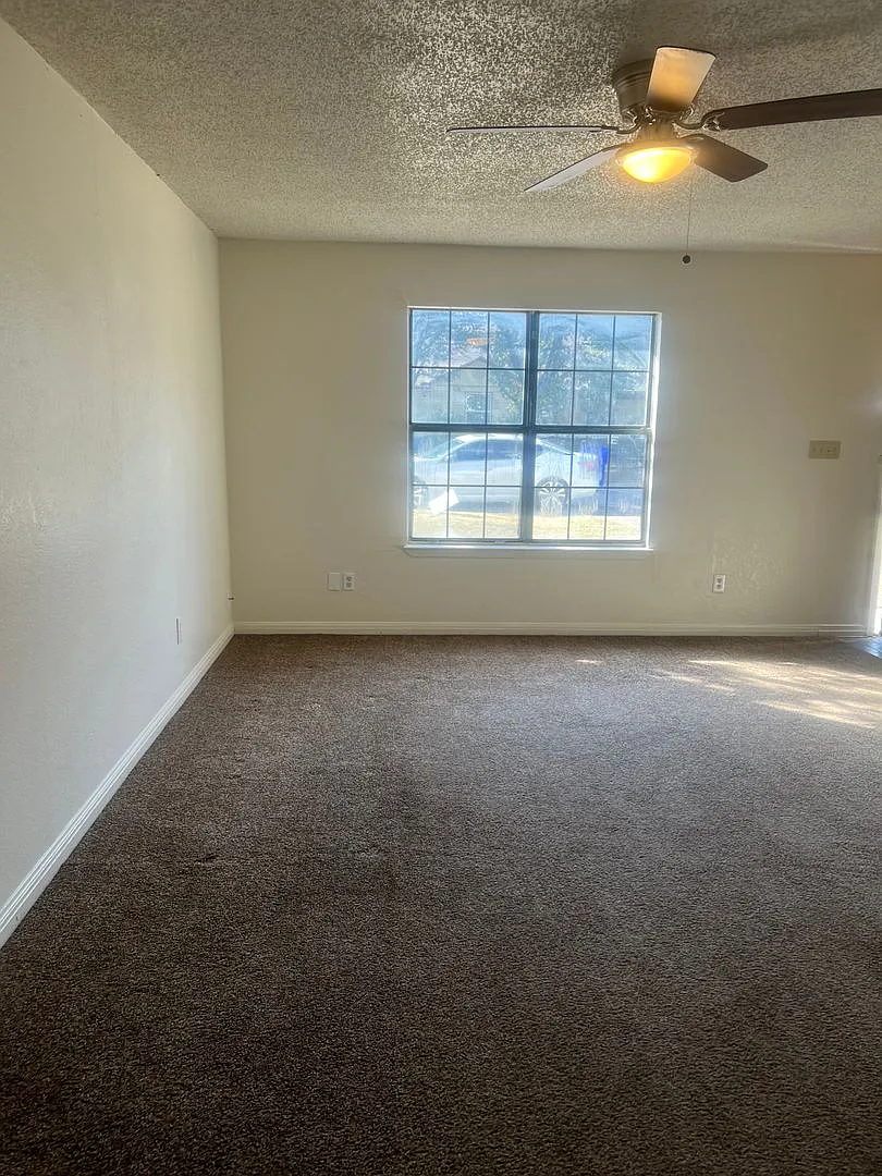 2 Bed/ 1.5 Bath Townhouse — Photo 2