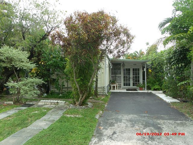 1st image of 3000 Lakeshore Dr