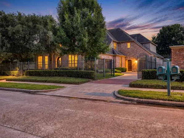 18 Waters Lake Blvd, Missouri City, TX 77459