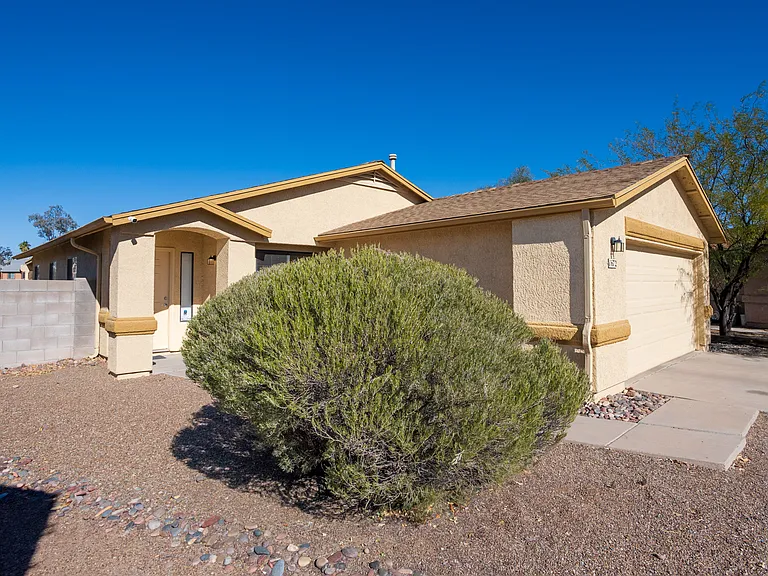 1672 W Wood Crest Ct — Photo 1
