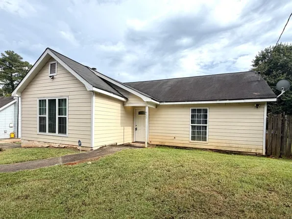 955 Pinecrest Dr, Forest Park, GA 30297