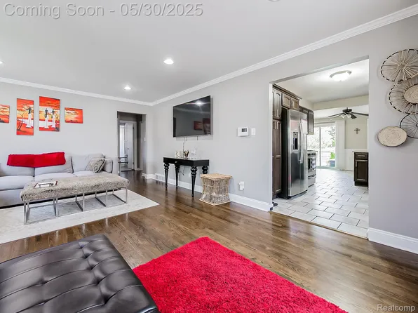 8856 Hillcrest St, Livonia, MI 48150