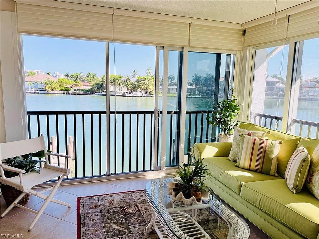 2 bed, 2.0 bath, 975 sqft, $6,500 — Photo 3