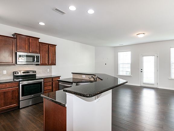 4th image of 400 Stone Flower Ln