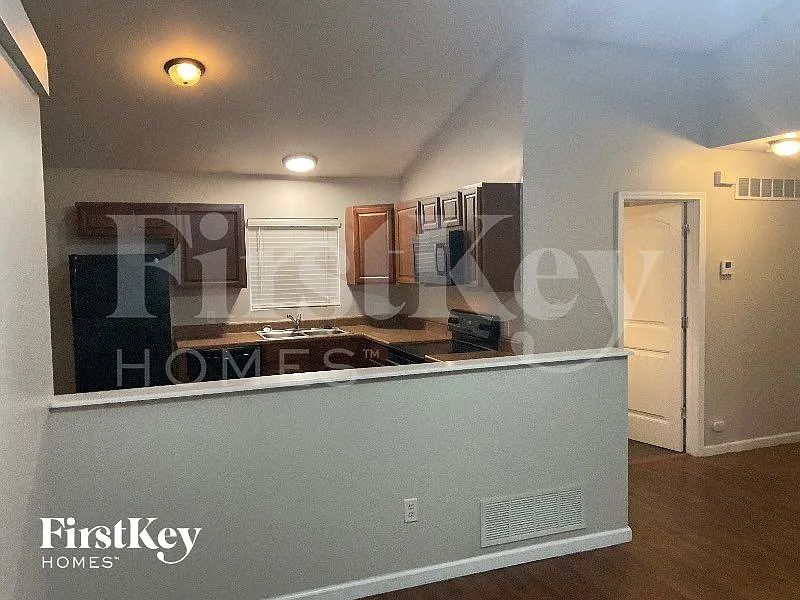 3 bed, 1.0 bath, 912 sqft, $1,635 — Photo 2