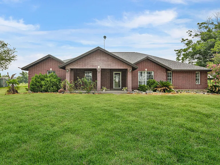 135 County Road 4519 — Photo 2