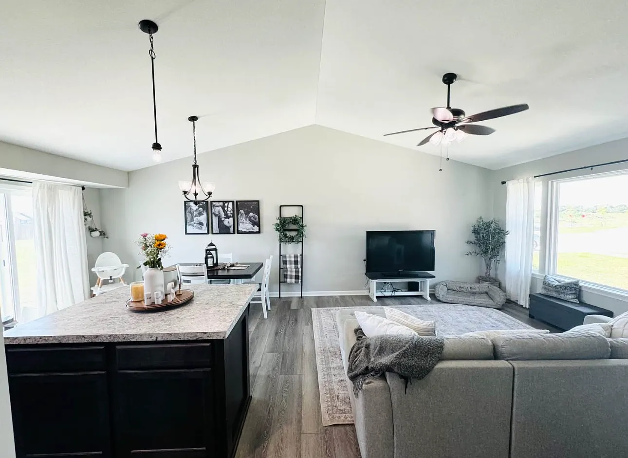 3 bed, 1600 sqft, $2,200 — Photo 2