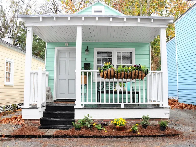 Awesome Three Bedroom One Bath Home - Downtown Charleston - Excellent Location! — Photo 2