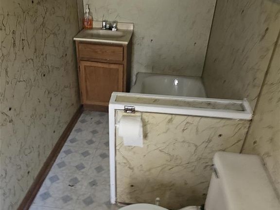 4th image of 60625 520th St