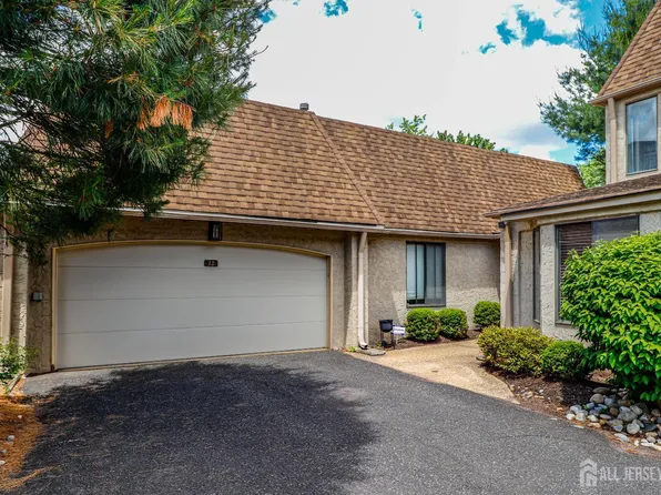 22 Carriage Pl, Edison, NJ 08820