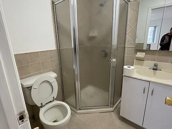4th image of 60-17 83rd Pl Floor 1