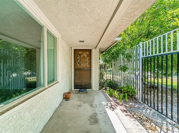3rd image of 3395 Broadmoor Blvd