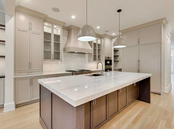 2nd image of 1920 W Fletcher St