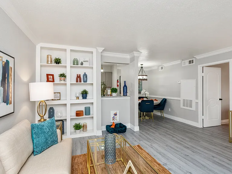 Del Mar Apartments — Photo 8