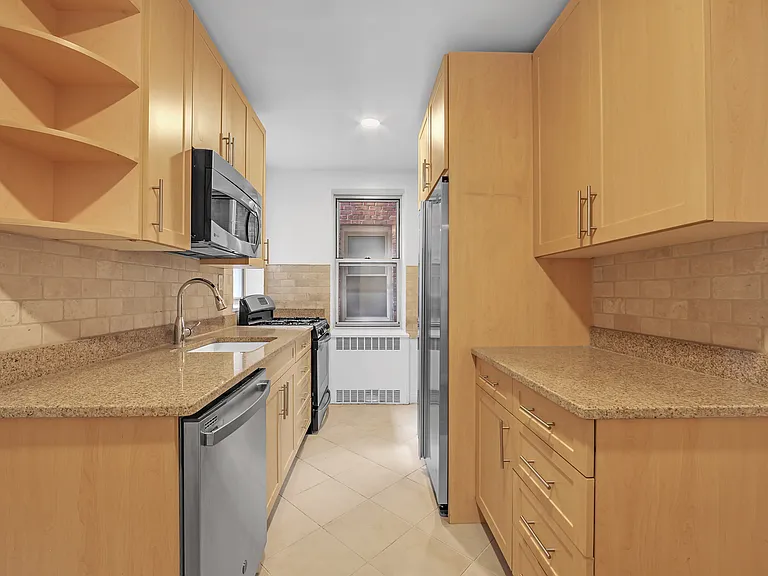 330 E 63rd St #2H — Photo 5