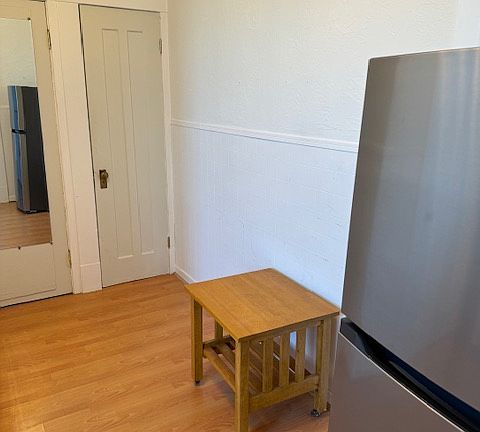 5th image of 471 30th St APT 4