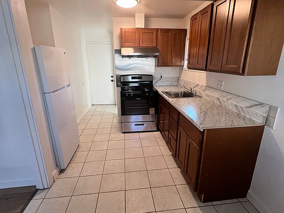 3rd image of 1625 Mono Ave #1625