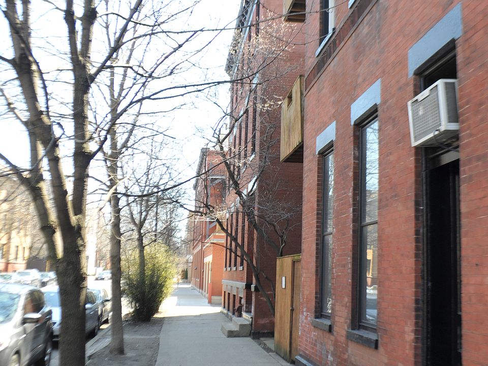A view down Dickens. A major protected bike thoroughfare to Lincoln Park