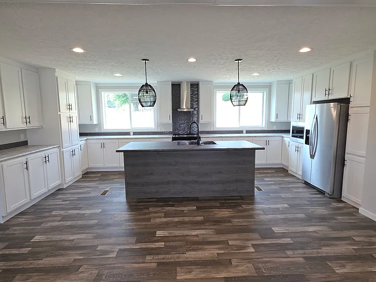 209 W Lake St — Photo 3