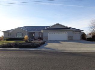 910 E Monroe St, Powell, WY 82435