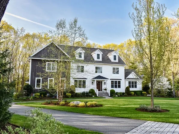 8 Goldman Cir, Bedford, MA 01730