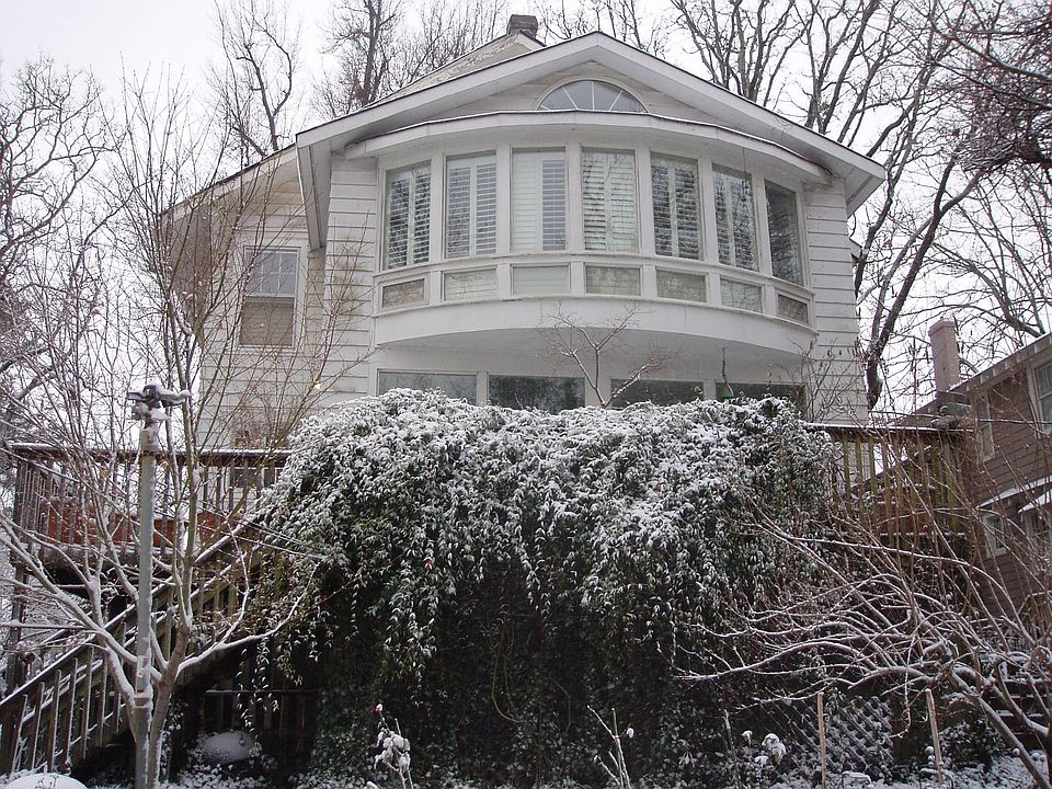 All-window mstr bdrm veranda overlooks wooded lot
