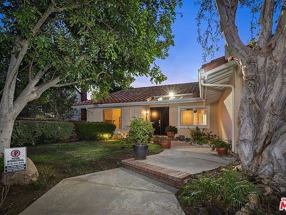 2nd image of 2887 Bottlebrush Dr