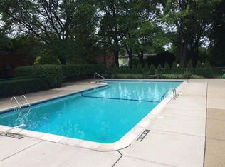 946 N Adams Rd, Birmingham, MI 48009