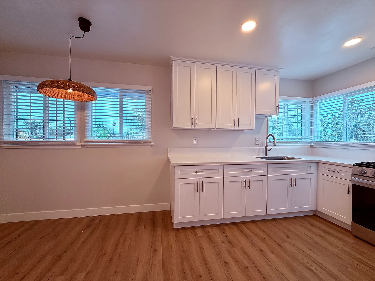 3 bed, 725 sqft, $2,550 — Photo 2