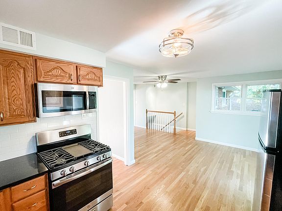 3rd image of 8710 Glenwood Dr