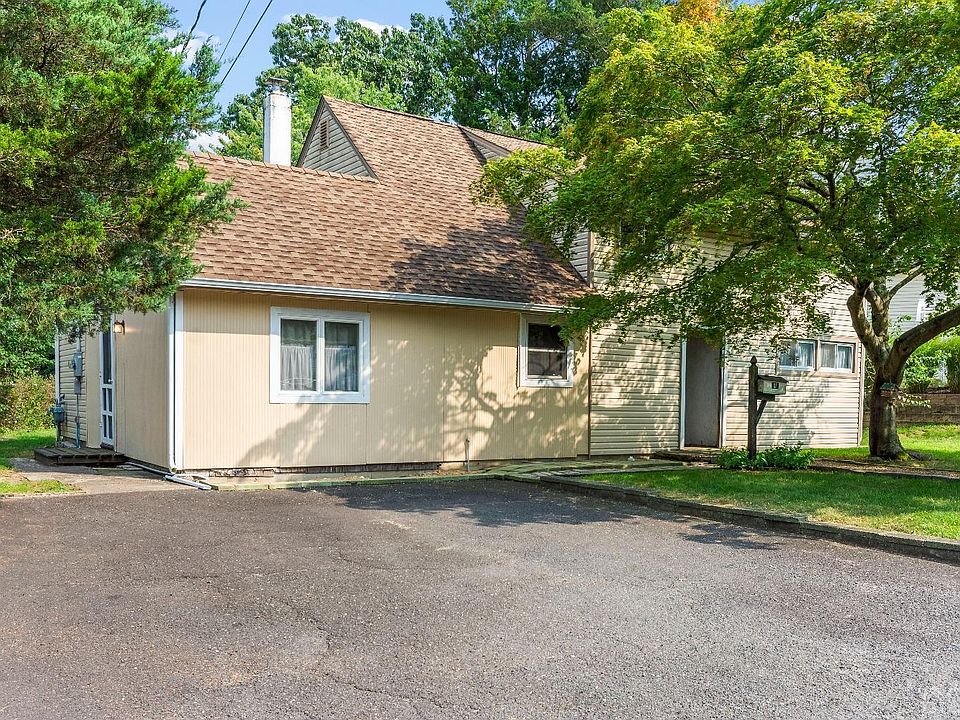 1st image of 4 Essex Ln
