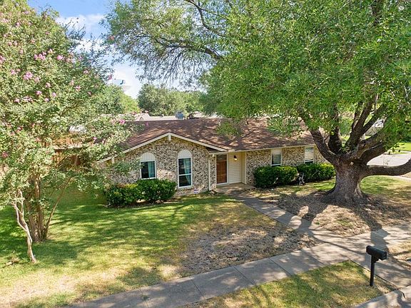 2nd image of 1011 Charleston Ct