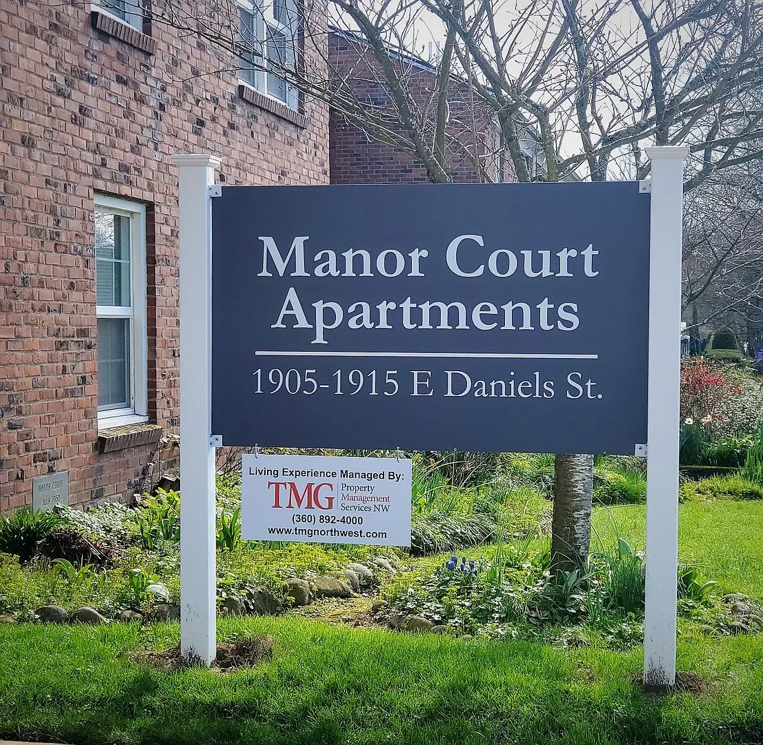 Manor Court Apartments — Photo 2