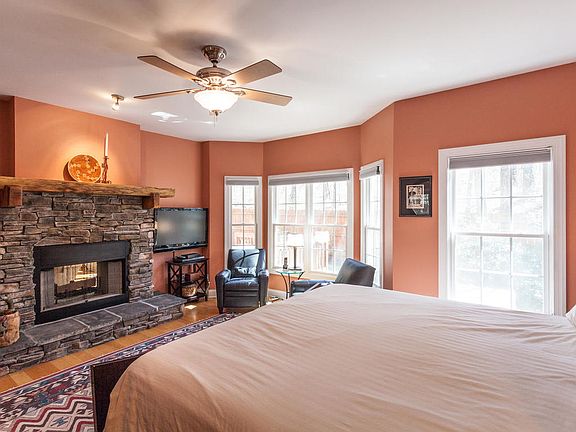 Master with sitting area