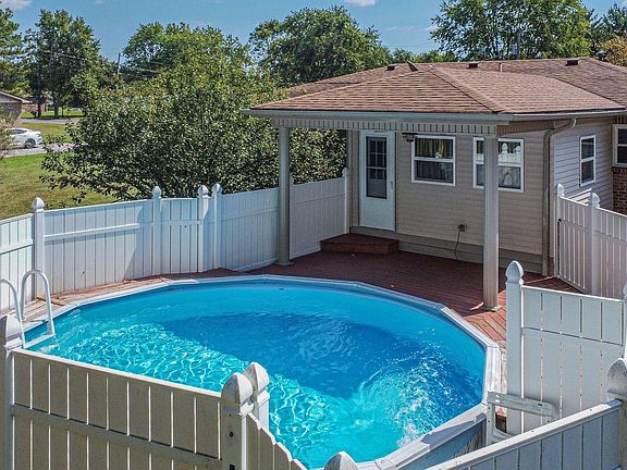 5th image of 235 Wyndotte Way