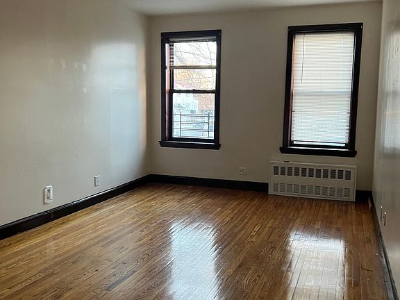 4th image of 348 Soundview Ave APT 1