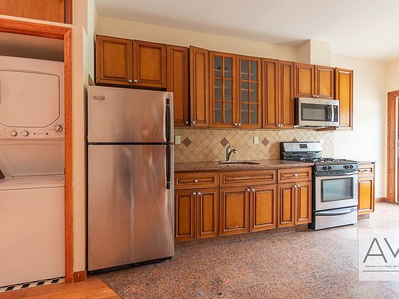 3rd image of 556 17th St APT 1