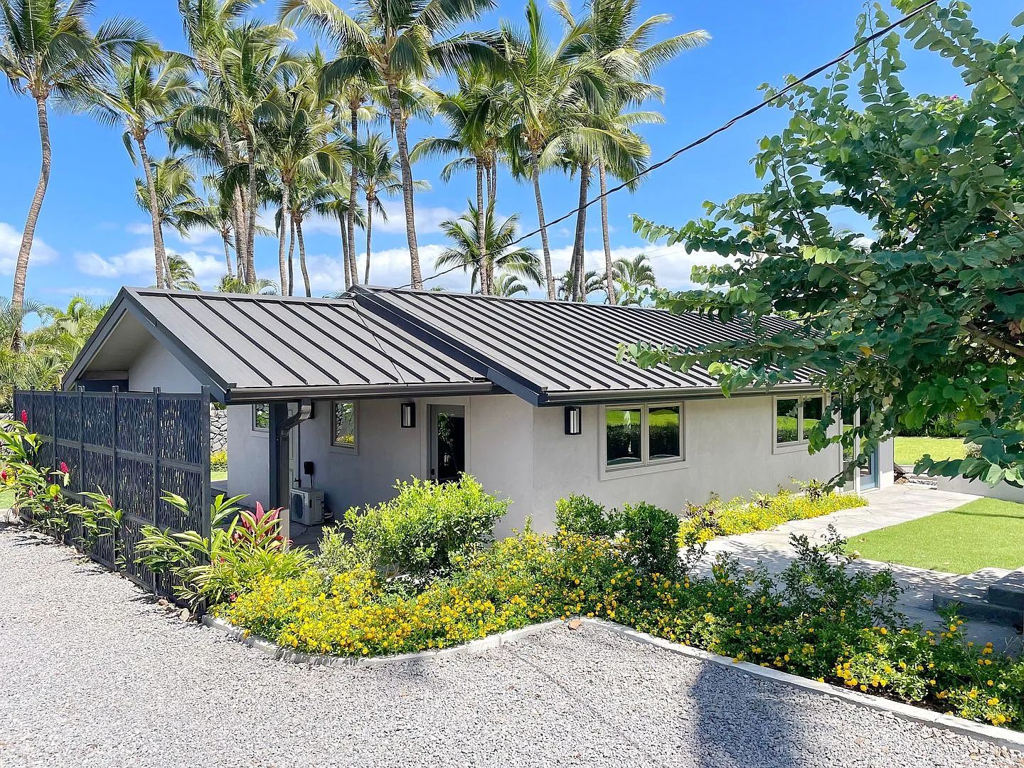 Island Living in a Renovated 2-Bed, 2-Bath Unfurnished Maui Meadows Retreat — Photo 1
