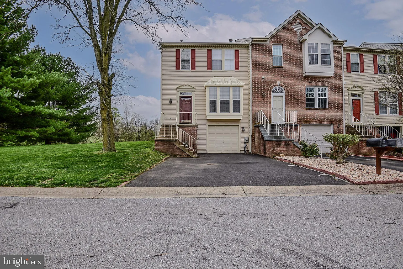 201 Sloan Ct photo 1