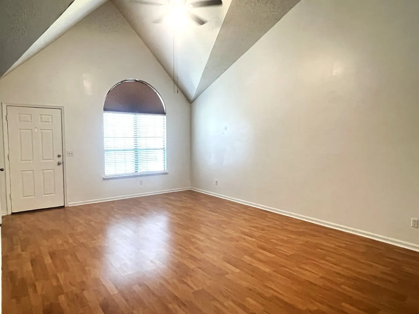 2BD/2B Duplex Near RAFB — Photo 4