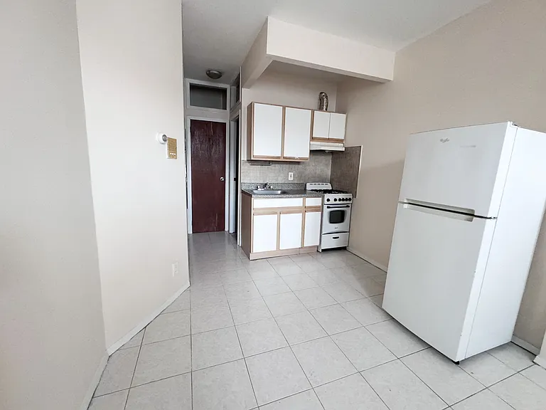 2618 Hoyt Ave S #1D — Photo 3